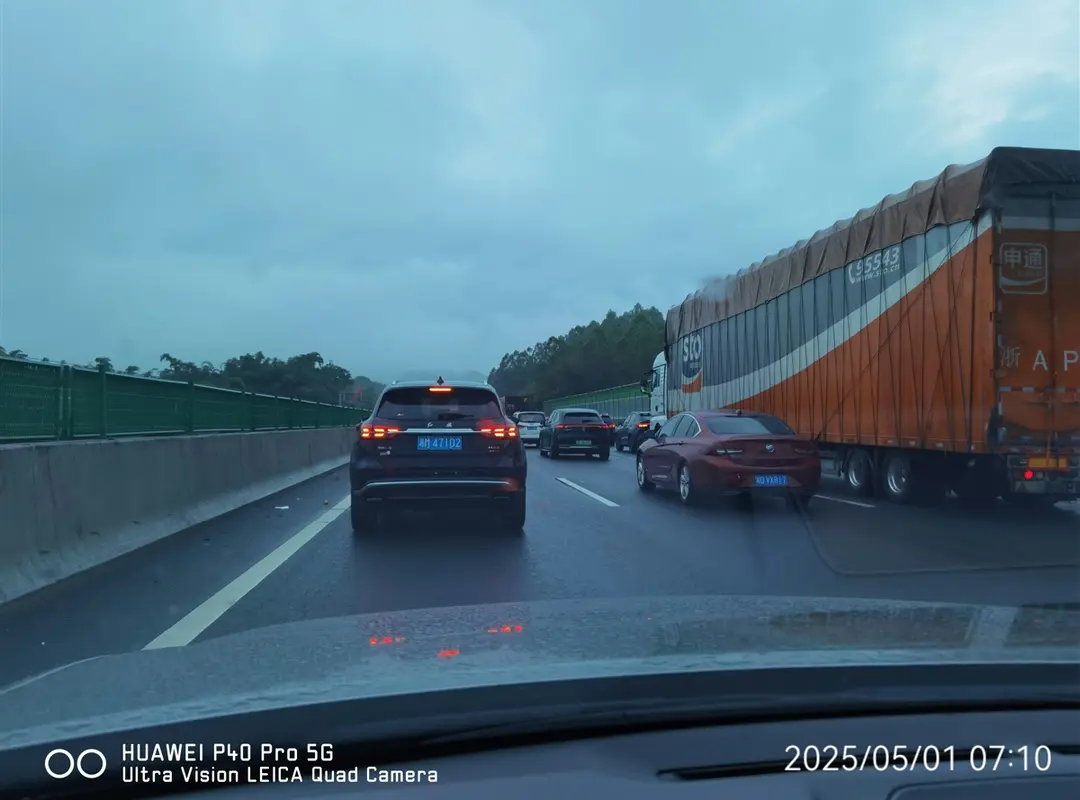 一张值得玩味的照片