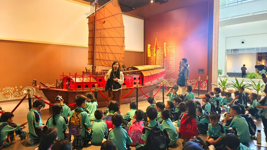 粤剧博物馆内学生团