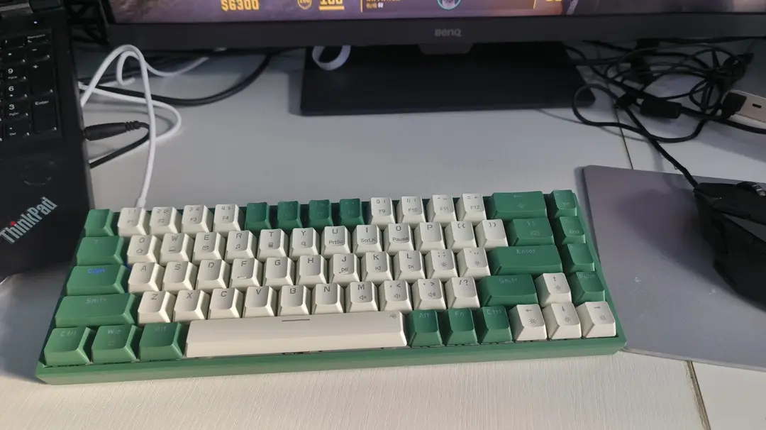 先前桌面只要稍微把显示器抬高点,线材就非常乱